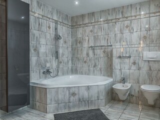 Badezimmer gross im 1.OG mit Badewanne und Dusche