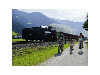 Zilllertalradweg mit Zillertalbahn