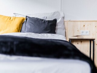 Wohnzimmer mit Doppelbett.