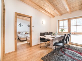 Esszimmer mit TV + Sonnenbalkon