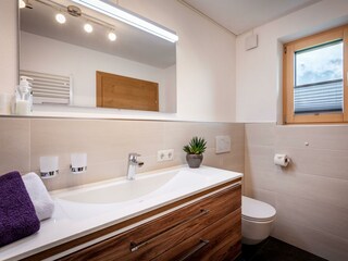 Apart_Theresa_Harter_Landesstrasse_1_Fuegen_Badezi