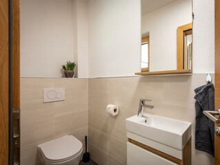 Apart_Theresa_Harter_Landesstrasse_1_Fuegen_WC