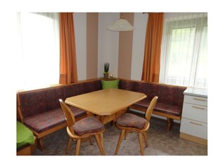 Zillertal_Wiesenhof_Ferienwohnung Eva_Küche_Sitzec