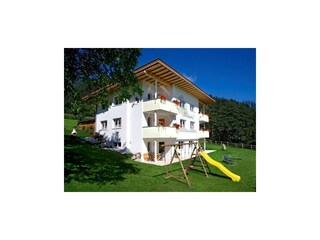 Hausansicht Sommer mit Garten