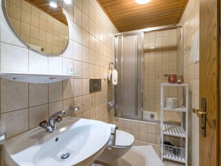 Landhaus_Gartner_Dorfstrasse_90_Uderns_Badezimmer