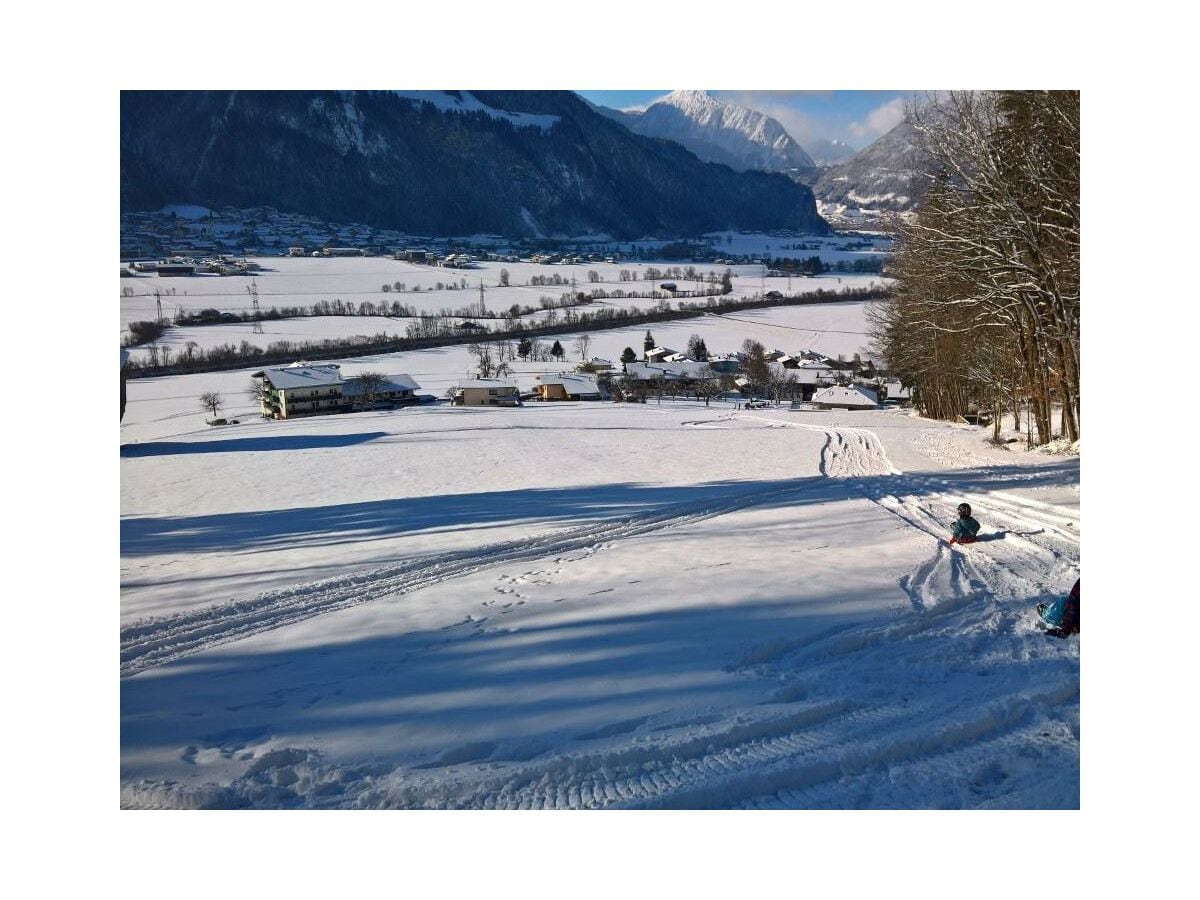 Zillertal_Bruck_holiday-home.tirol_Wiese_Rodeln_Wi