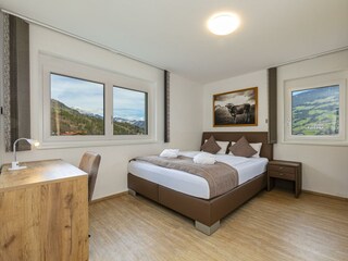 Schlafzimmer, Arbeitstisch, Kleiderschrank, 1.OG