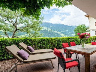 Gartenterrasse mit Ess- und Liegebereich