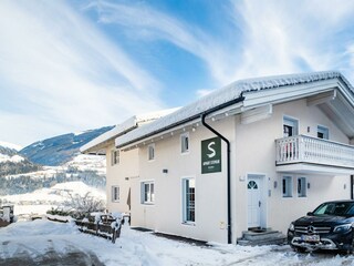 Außenansicht und Parkplätze