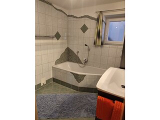Badezimmer mit Dusche und Badewanne