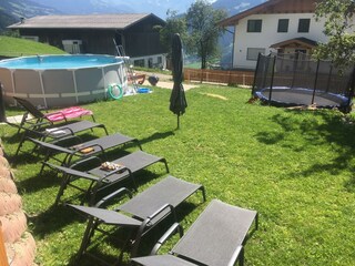 Anlage mit Liegen und Pool ,Trampolin