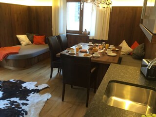 Küche- Eßtisch und Sofa