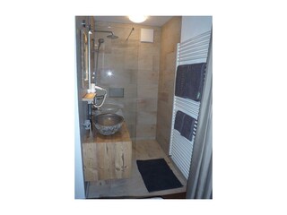 Waschbecken + Dusche