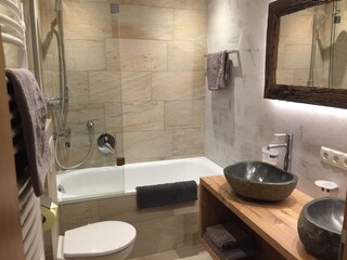 Badezimmer mit Doppelwaschbecken und WC