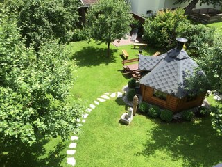 Balkon Ausblick in den Garten, Sommer