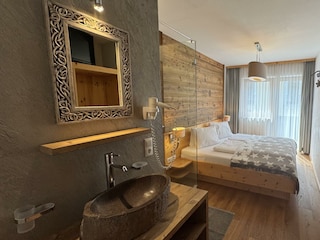 Altholz Zimmer mit Dusche und Waschbecken