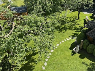 Ansicht vom Balkon-Garten und Grillhütte
