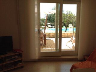 Wohnzimmer mit Zugang zur Terrasse