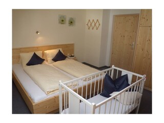 Schlafzimmer mit Babybett