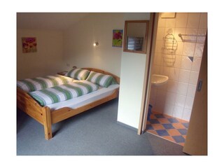 Schlafzimmer mit Bad