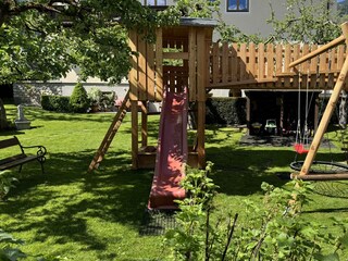 Spielturm mit Rutsche, Sandkiste und Kugelbahnen