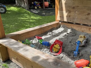Sandkiste mit Spielzeug