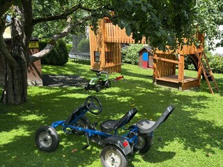 Spielturm mit Sandkiste und Kugelbahnen