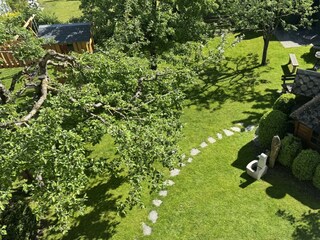 Ansicht vom Balkon-Garten und Grillhütte