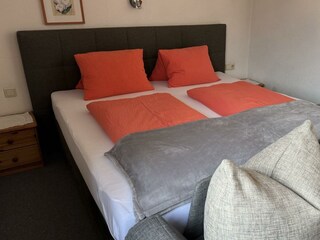 Schlafzimmer mit ausziehbarer Couch