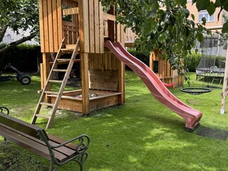 Spielturm mit Rutsche und Schaukeln