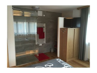 Dusche und Waschbecken im Eichenzimmer