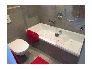 Badezimmer mit Badewanne