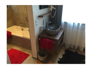 Badewanne und Waschtisch