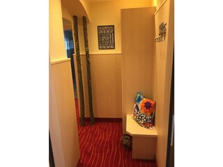 Flur mit Garderobe und Sitzbank