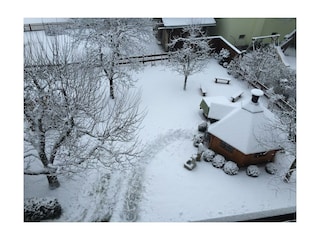 Garten mit Grillhütte im Winter