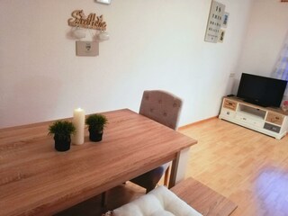 Zillertal-Hart-Ferienwohnung-Mariella-Kuechentisch