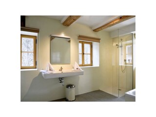 Zillertal_Stumm_Nester Appartments_Dorfplatzl_Bade