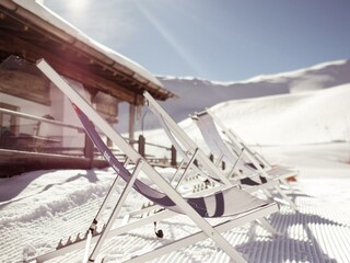 Hochfügen_Liegestühle_von_der_Seite_Huette_Berg(c)