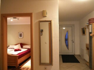 Garderobe u. Blick ins Schlafzimmer