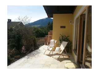 Terrasse mit Liegestühlen im Chalet Tyrol