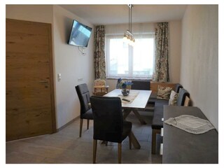 Zillertal_Aschau_Apart Frühmann_Esstisch_Flatscree