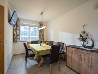 Apart_Fruehmann_Oberwilstrasse_10_Aschau_Esstisch