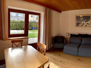 Wohnzimmer Parterre mit ausziehbarer Couch