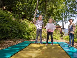 Waldspielplatz mit coolen Spielgeräten