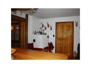 Kachelofen im Weinkeller