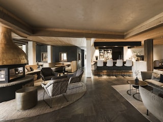 Lounge und Hotelbar mit Feuerstelle