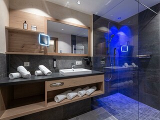 Badezimmer mit Regendusche