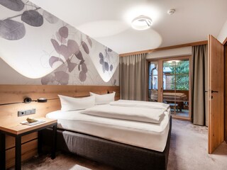 Schlafzimmer mit Blick in den Innenhof