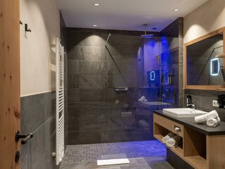 Badezimmer mit Regendusche und WC