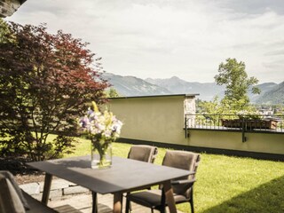 Gemütlicher Essbereich und Garten